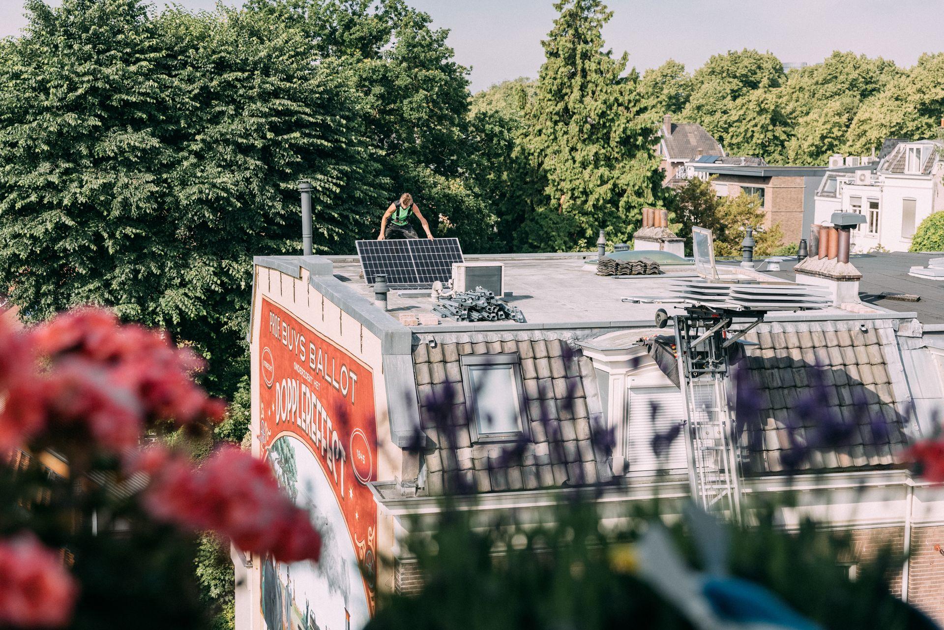 Zonnepanelen geïnstalleerd op een woning in de regio Utrecht